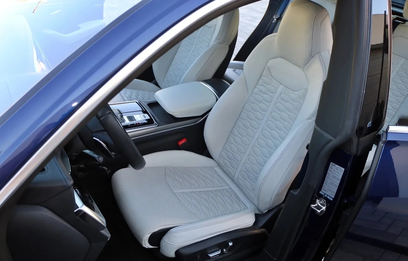 Audi RSQ8 4.0 Quattro , снимка 4 - Автомобили и джипове - 55554634