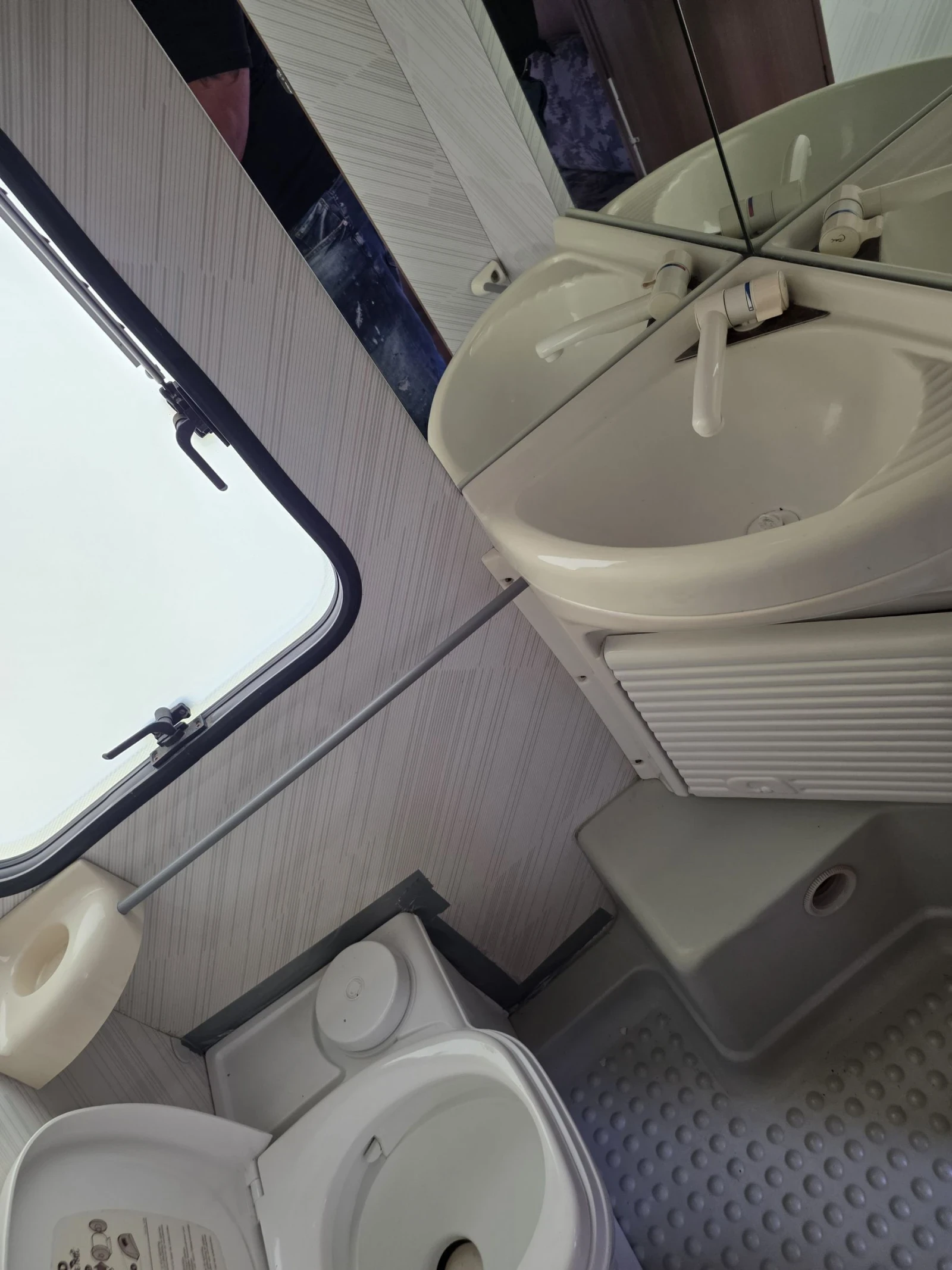 Каравана Adria Optima 470, снимка 9 - Каравани и кемпери - 55093072