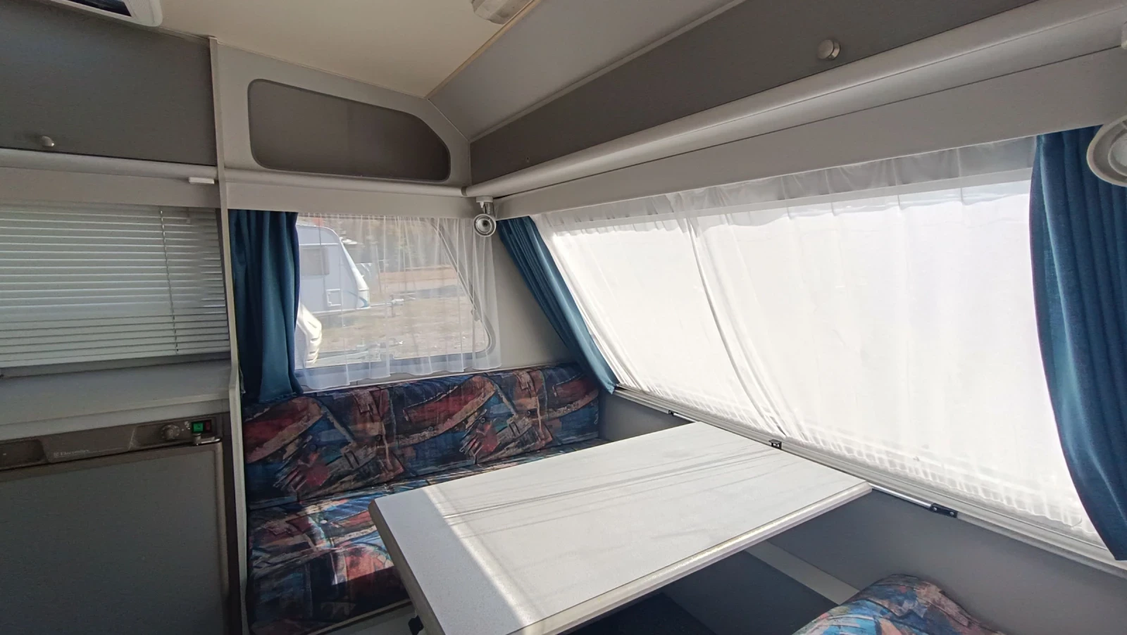 Каравана Beyerland Sprinter 380 D, снимка 3 - Каравани и кемпери - 56078274