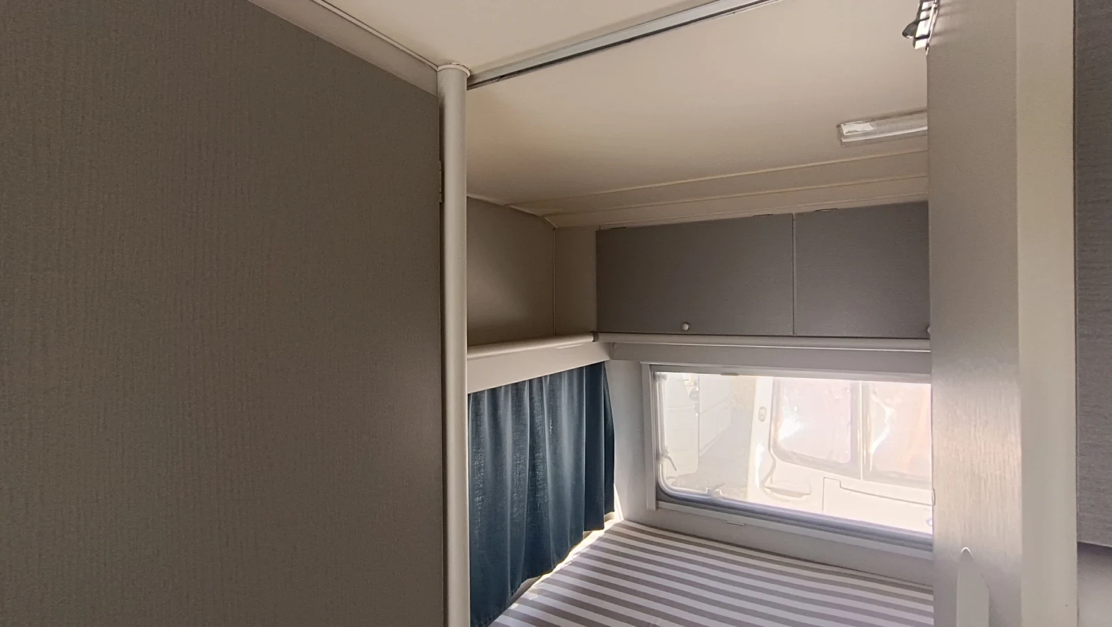 Каравана Beyerland Sprinter 380 D, снимка 9 - Каравани и кемпери - 56078274