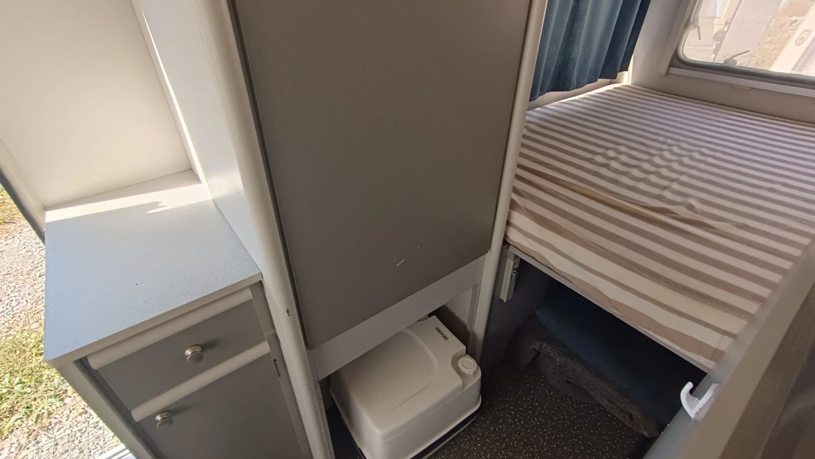 Каравана Beyerland Sprinter 380 D, снимка 8 - Каравани и кемпери - 56078274