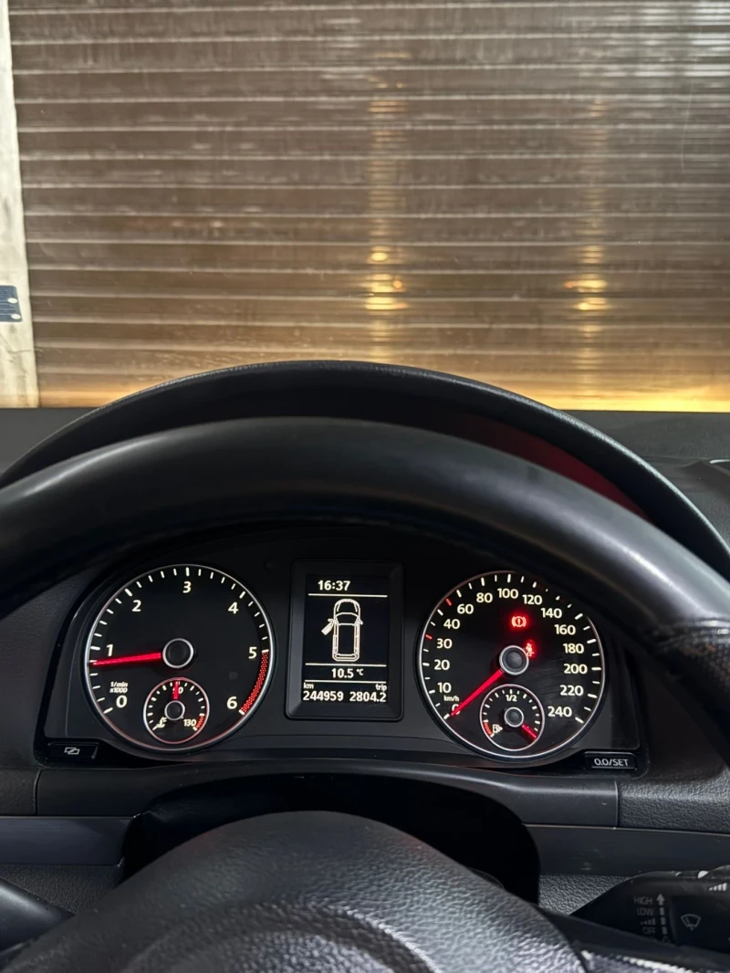 VW Touran 2.0TDI 140 2011 TOURAN !!!, снимка 14 - Автомобили и джипове - 53463598