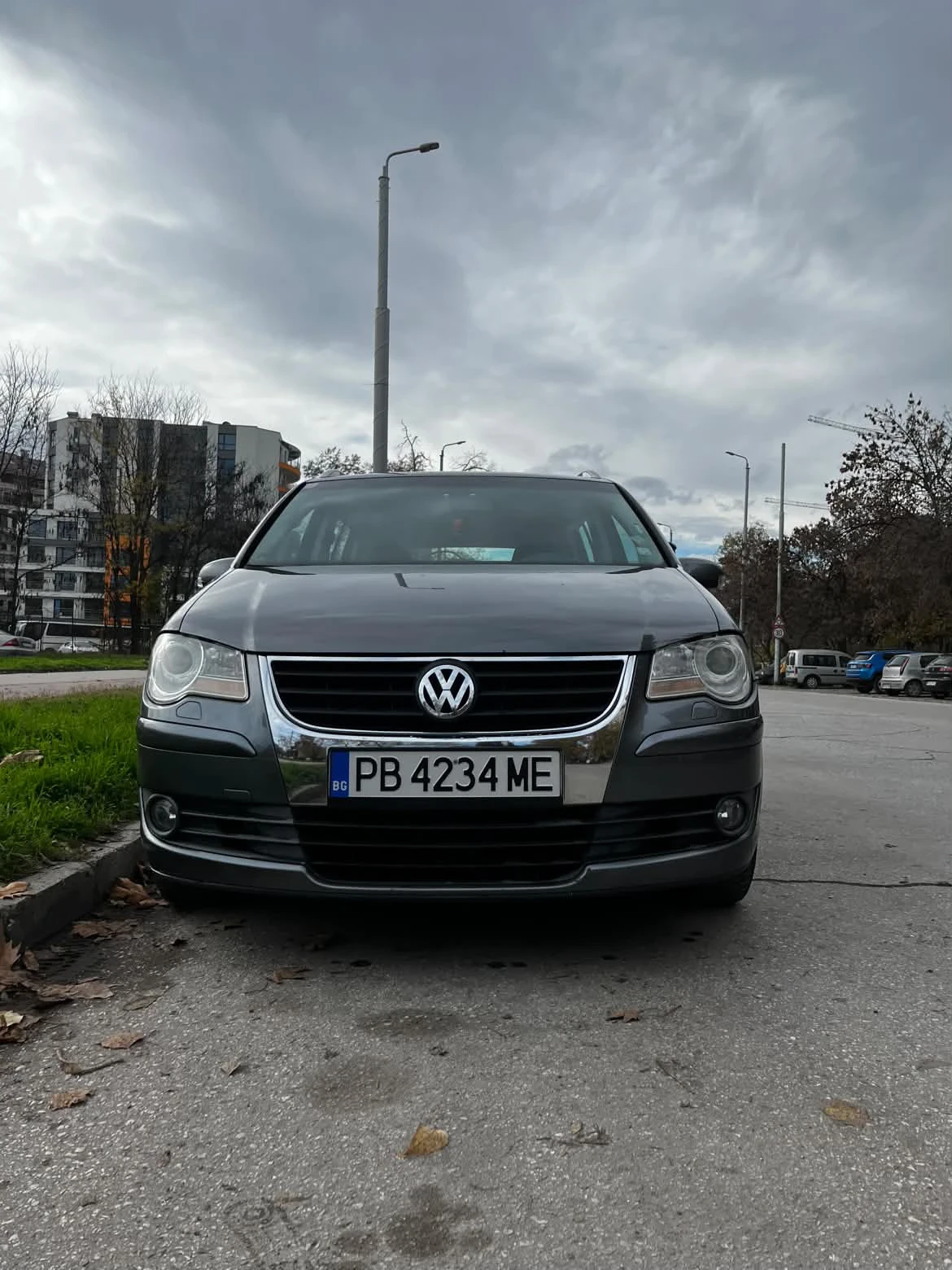VW Touran 1.9TDI, снимка 2 - Автомобили и джипове - 56153552