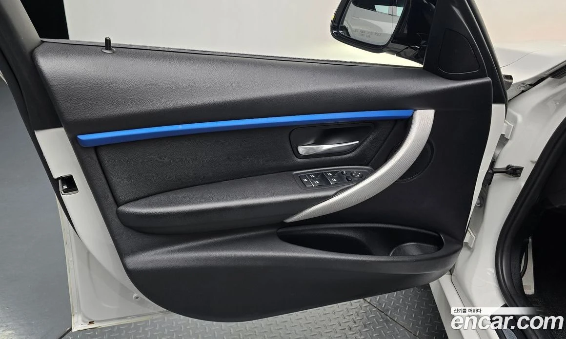 BMW 320 320i M Sport, снимка 13 - Автомобили и джипове - 56156526
