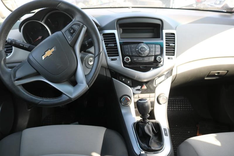 Chevrolet Cruze 1.6 16V, снимка 13 - Автомобили и джипове - 36911768