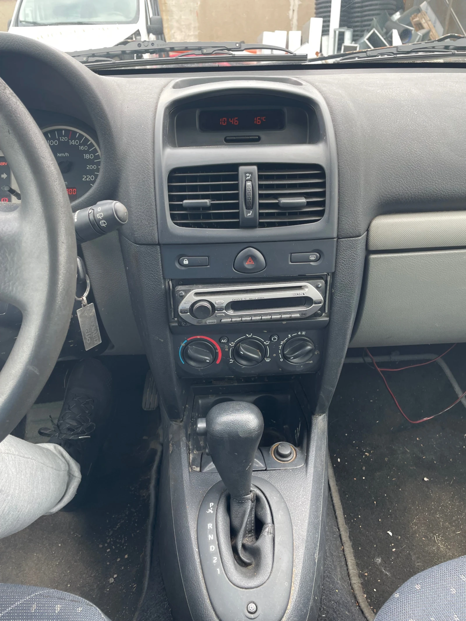 Renault Clio 1.4 16v, снимка 8 - Автомобили и джипове - 54164208