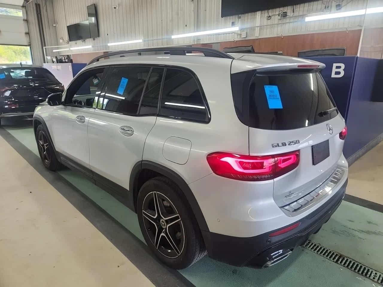 Mercedes-Benz GLB 250  360 / AMBIENT / LED / 2 КЛЮЧА , снимка 4 - Автомобили и джипове - 55444224