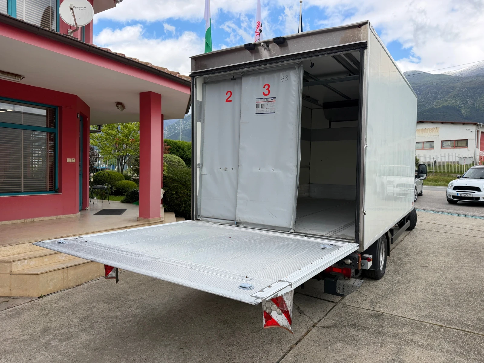 Iveco Daily 70C18* Euro6* Хладилен+ Ток* Климатик* Падащ борд, снимка 11 - Бусове и автобуси - 52882221