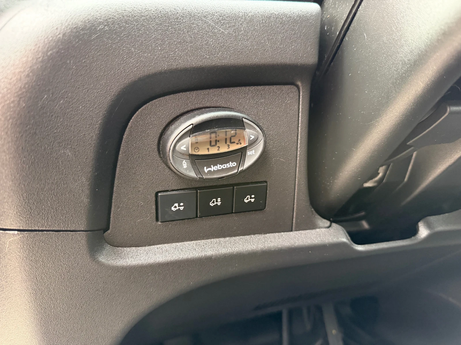Iveco Daily 70C18* Euro6* Хладилен+ Ток* Климатик* Падащ борд, снимка 4 - Бусове и автобуси - 52882221