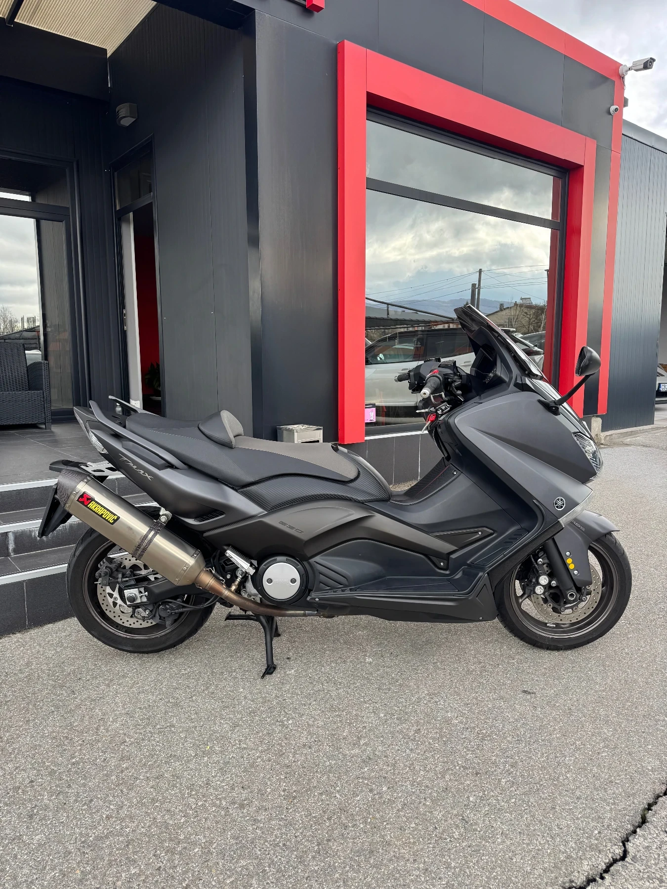 Yamaha T-max 530-AKRAPOVIC-ТОП СЪСТОЯНИЕ, снимка 2 - Мотоциклети и мототехника - 54083178