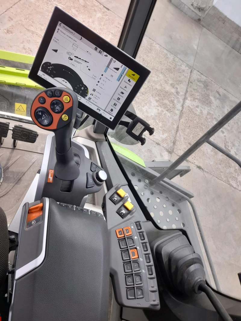 Комбайн Claas Trion 640, снимка 13 - Селскостопанска техника - 51404126