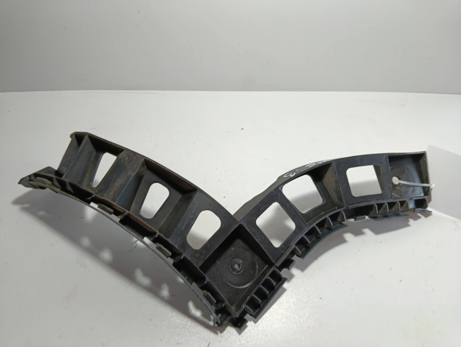 държач за задна броня (ляв) 5N0807393A VW Tiguan