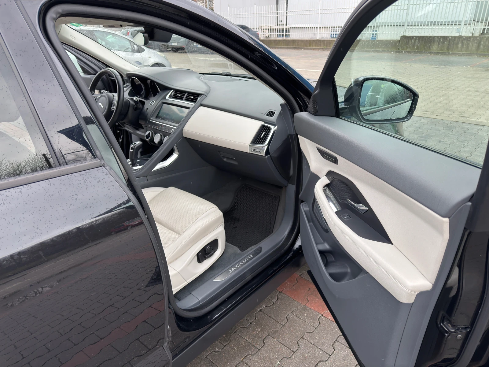 Jaguar E-pace, снимка 14 - Автомобили и джипове - 53894469