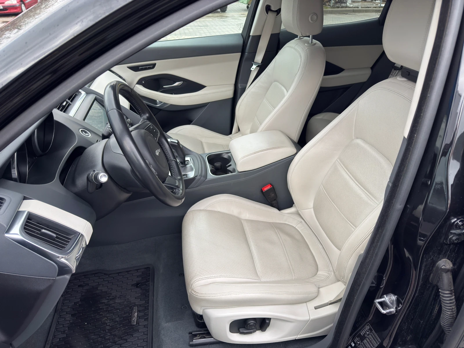 Jaguar E-pace, снимка 12 - Автомобили и джипове - 53894469