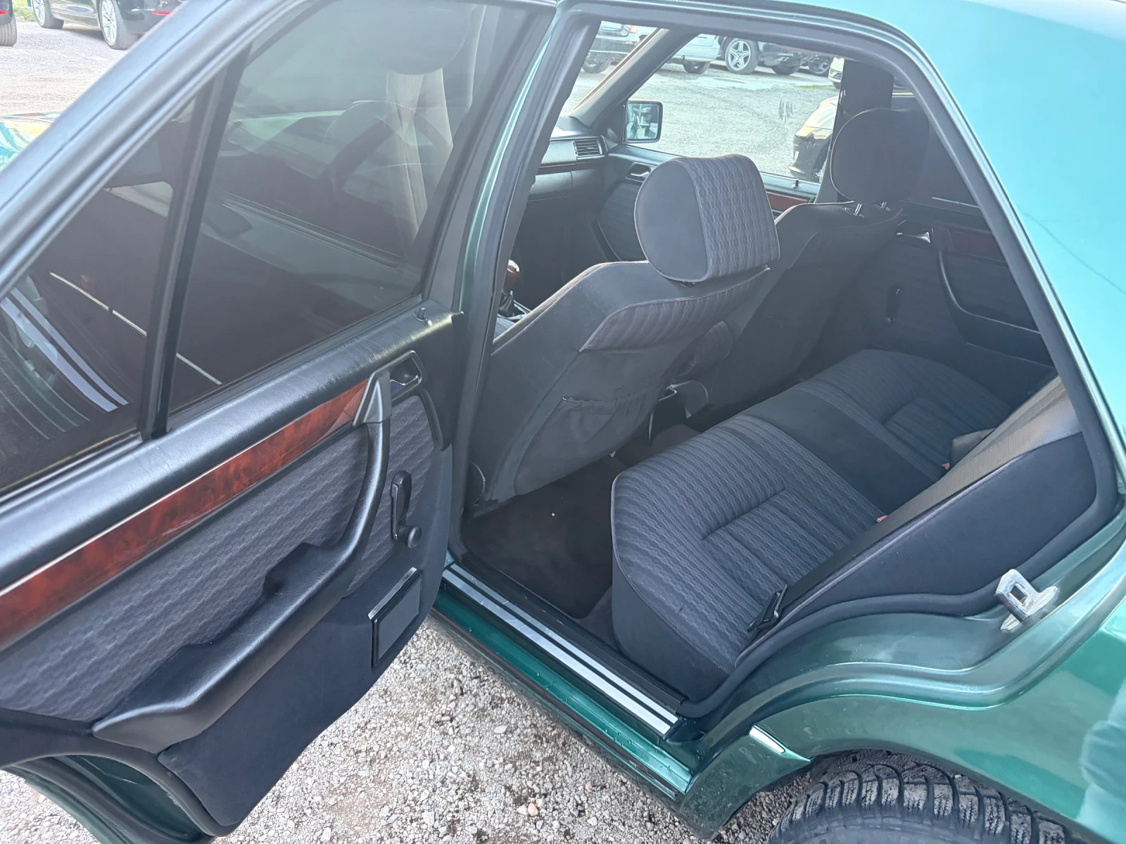 Mercedes-Benz 124, снимка 12 - Автомобили и джипове - 54130368