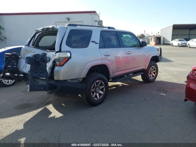 Toyota 4runner * TRD * OFFROAD * CARFAX * АВТО КРЕДИТИРАНЕ - изображение 9