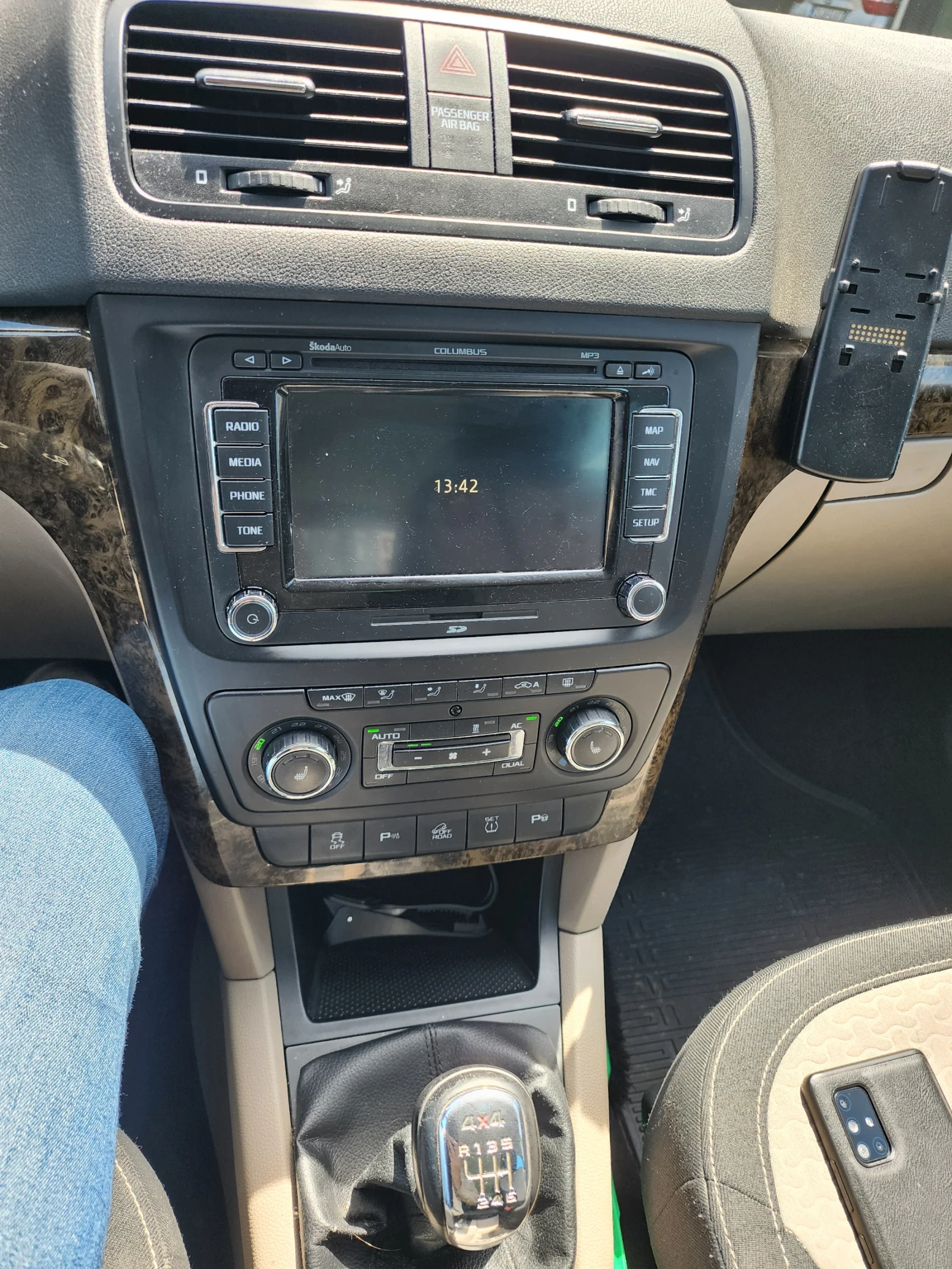 Skoda Yeti 2.0 TDI 4x4, снимка 5 - Автомобили и джипове - 54630258