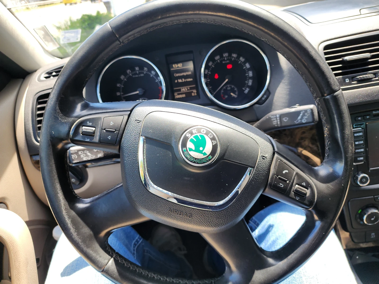Skoda Yeti 2.0 TDI 4x4, снимка 6 - Автомобили и джипове - 54630258