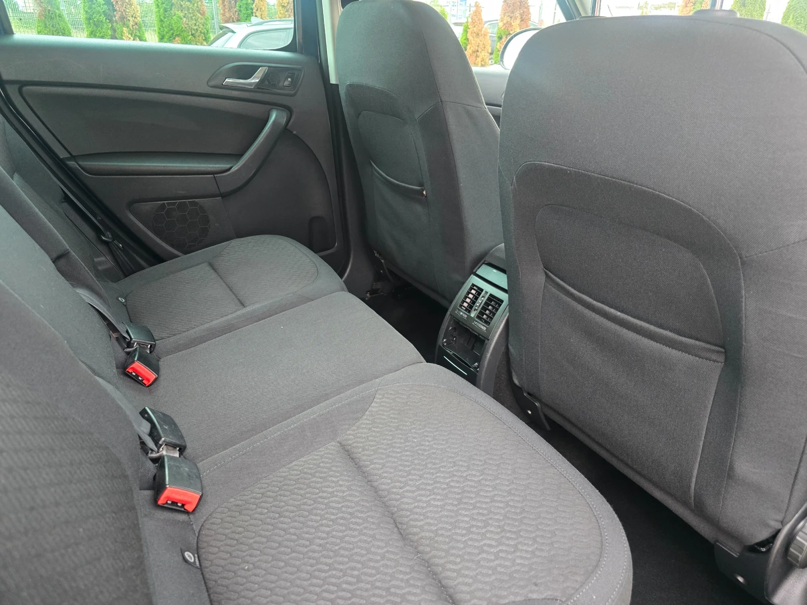 Skoda Yeti 2.0 TDI DSG 4X4, снимка 16 - Автомобили и джипове - 54642343