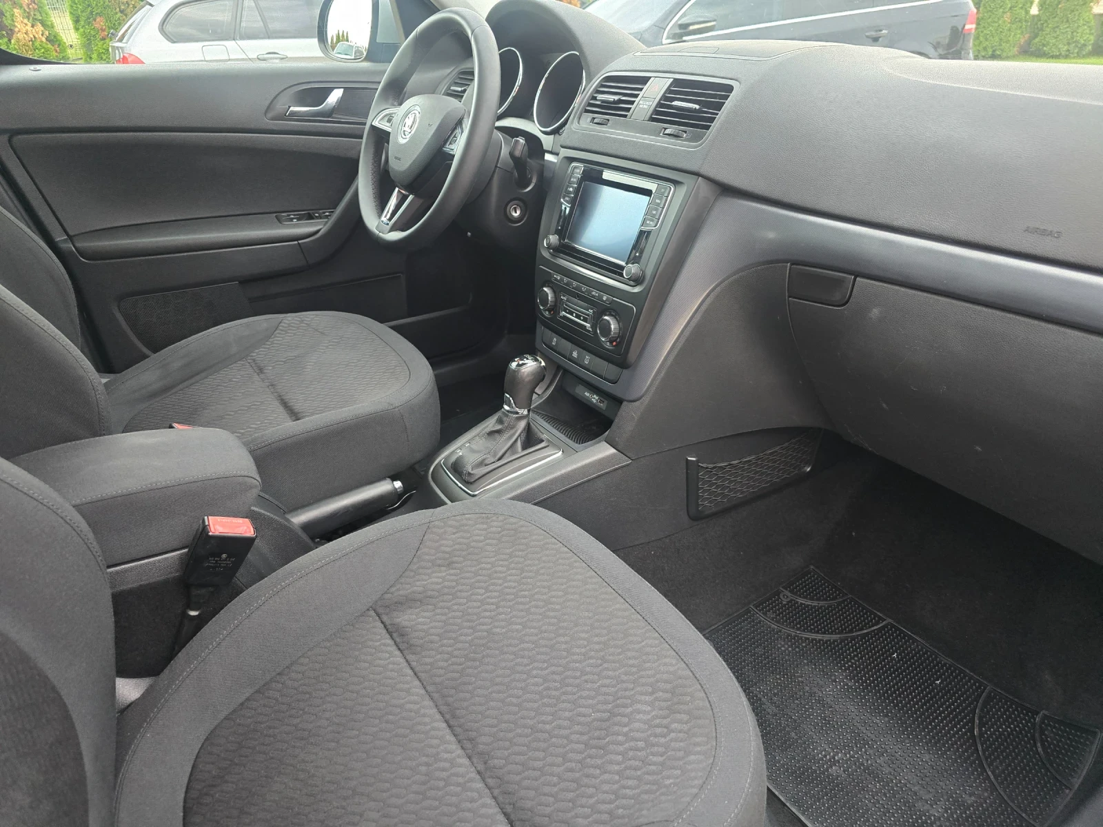 Skoda Yeti 2.0 TDI DSG 4X4, снимка 11 - Автомобили и джипове - 54642343
