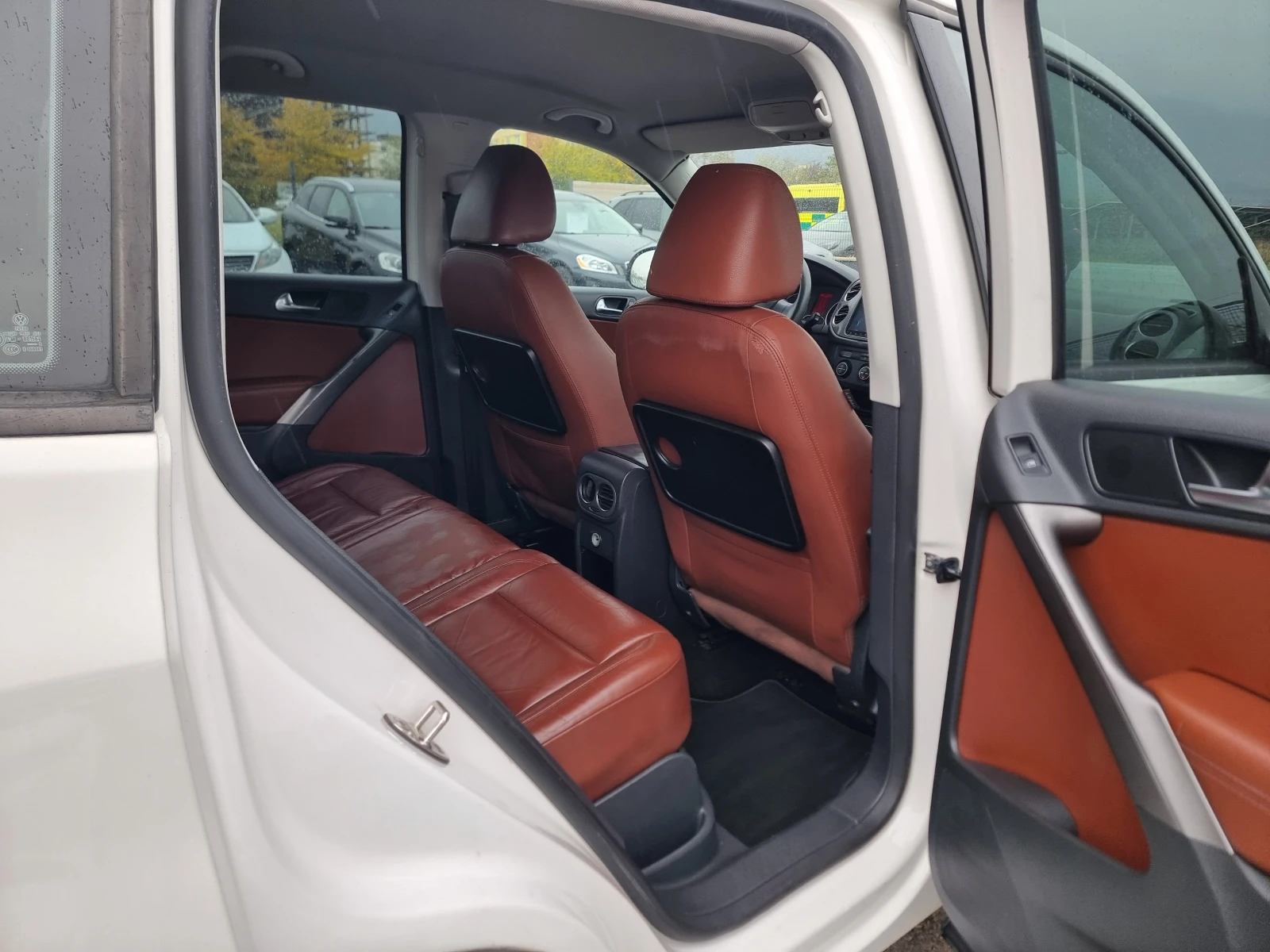 VW Tiguan 2.0TDI, снимка 14 - Автомобили и джипове - 56739279