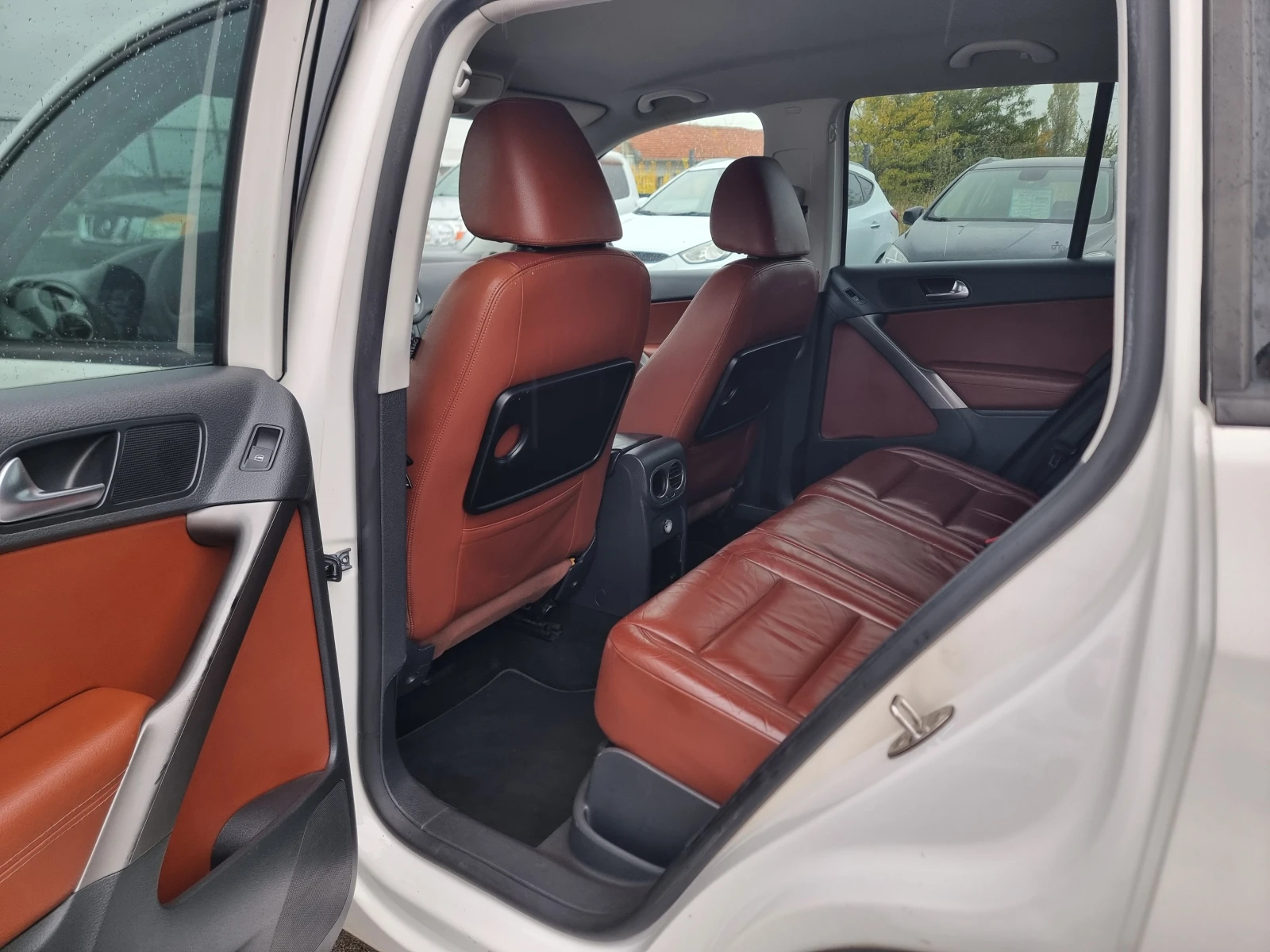 VW Tiguan 2.0TDI, снимка 11 - Автомобили и джипове - 56739279