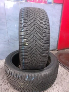 Гуми Зимни 225/40R18, снимка 1 - Гуми и джанти - 43707380