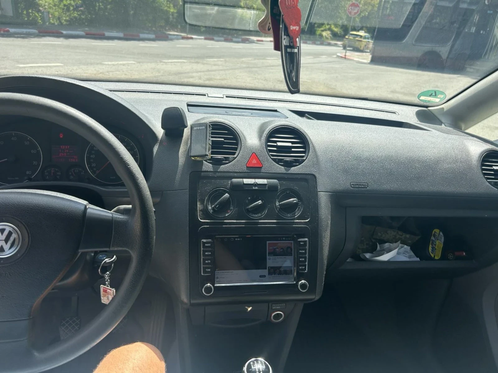 VW Caddy 1.6 АГУ - изображение 6