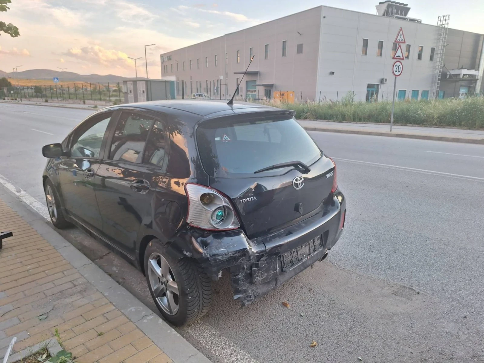 Toyota Yaris TS 1.8 133  к.с., снимка 5 - Автомобили и джипове - 54948111