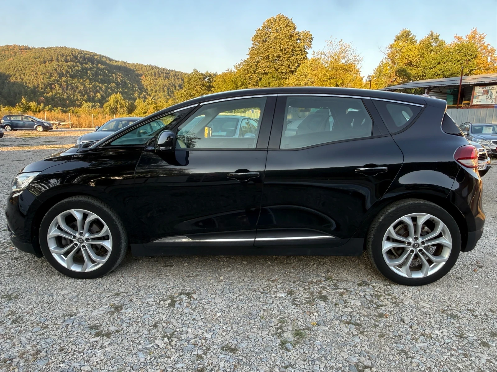 Renault Scenic 1.5dci, снимка 8 - Автомобили и джипове - 55838299