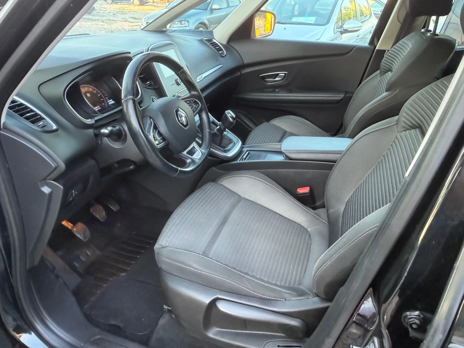 Renault Scenic 1.5dci, снимка 9 - Автомобили и джипове - 55838299