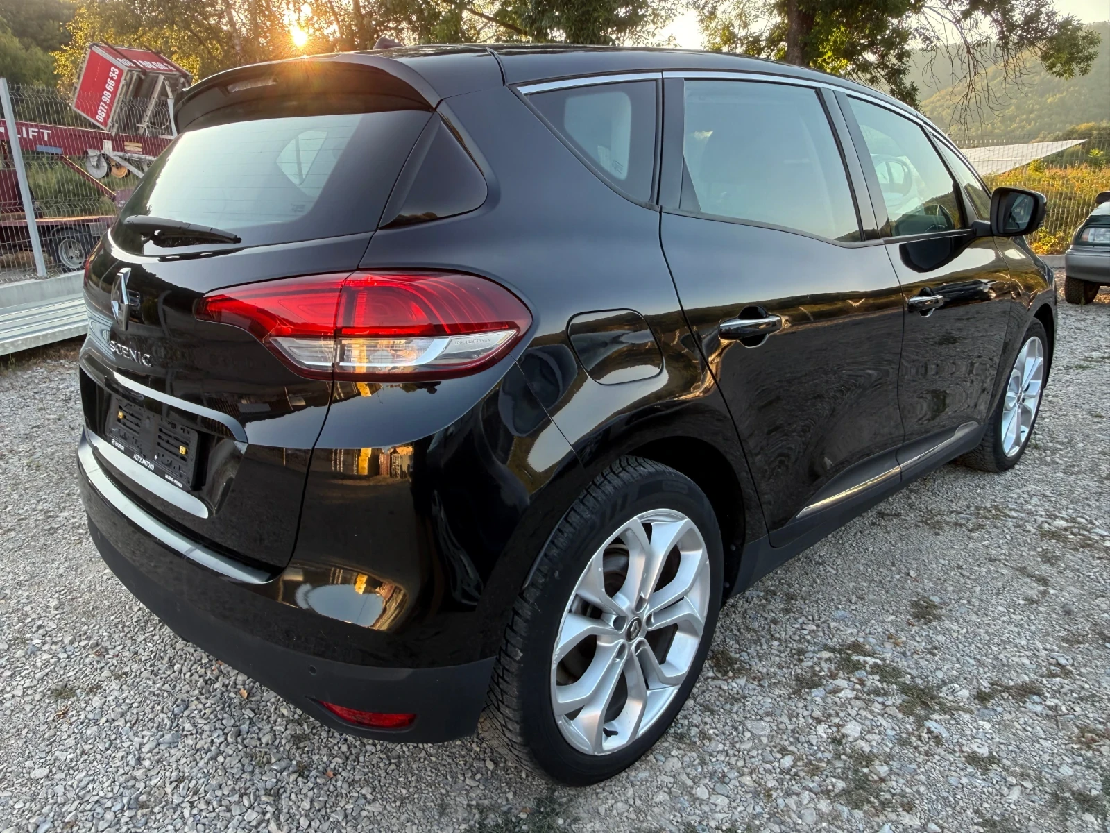 Renault Scenic 1.5dci, снимка 5 - Автомобили и джипове - 55838299