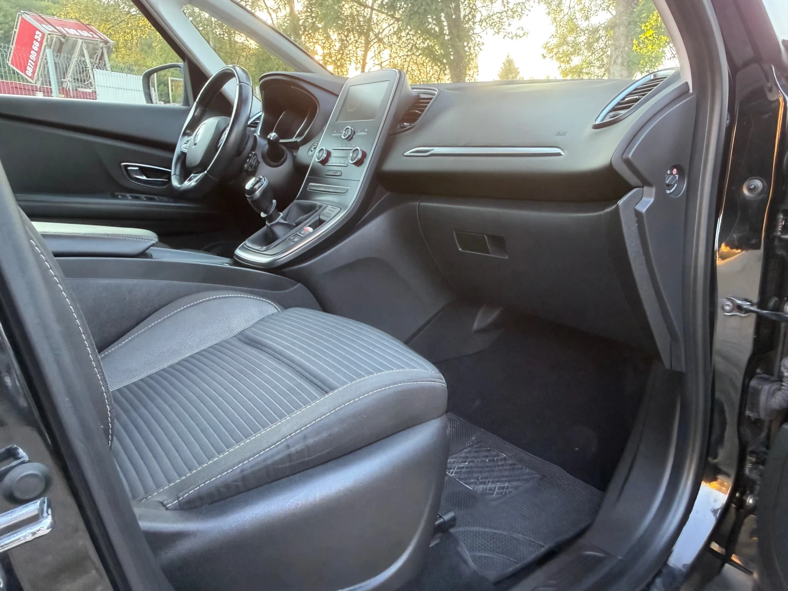 Renault Scenic 1.5dci, снимка 11 - Автомобили и джипове - 55838299