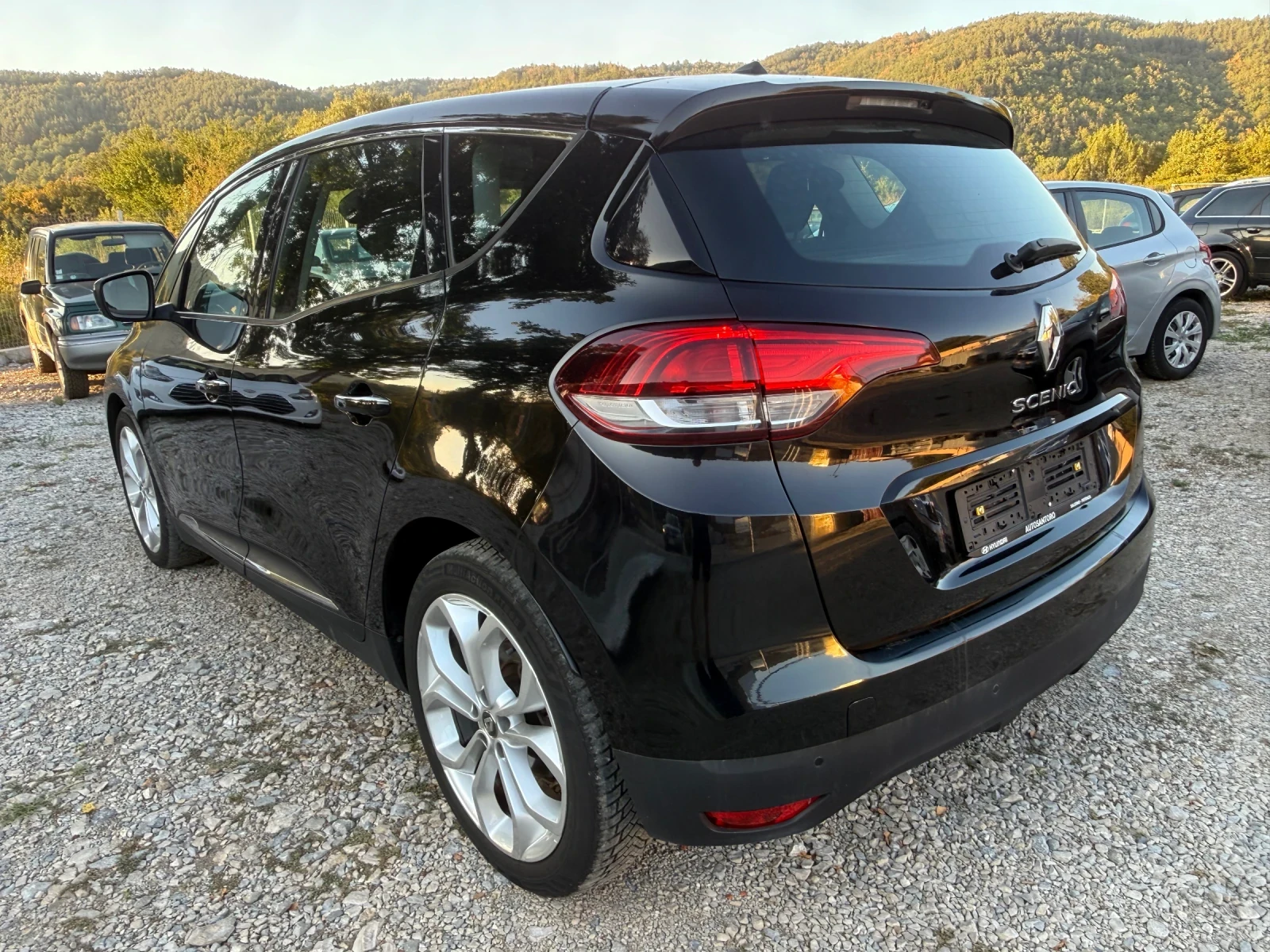 Renault Scenic 1.5dci, снимка 7 - Автомобили и джипове - 55838299