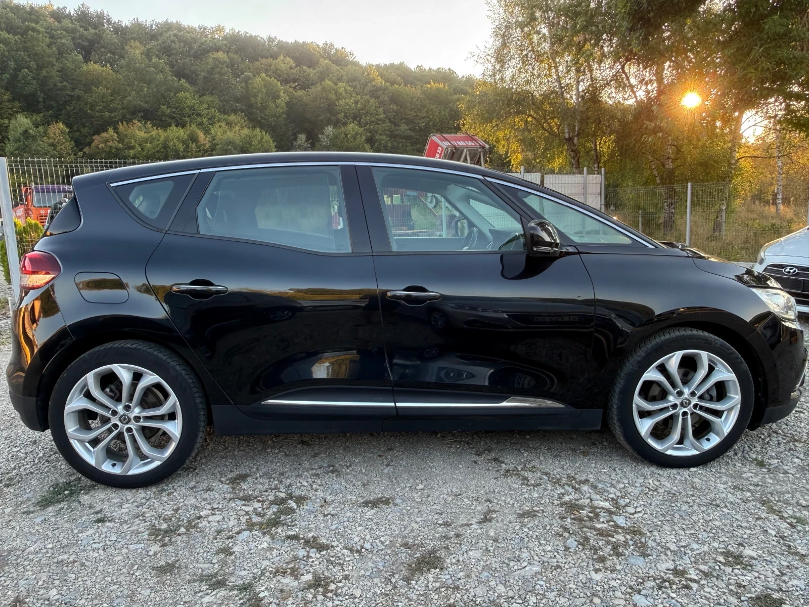 Renault Scenic 1.5dci, снимка 4 - Автомобили и джипове - 55838299