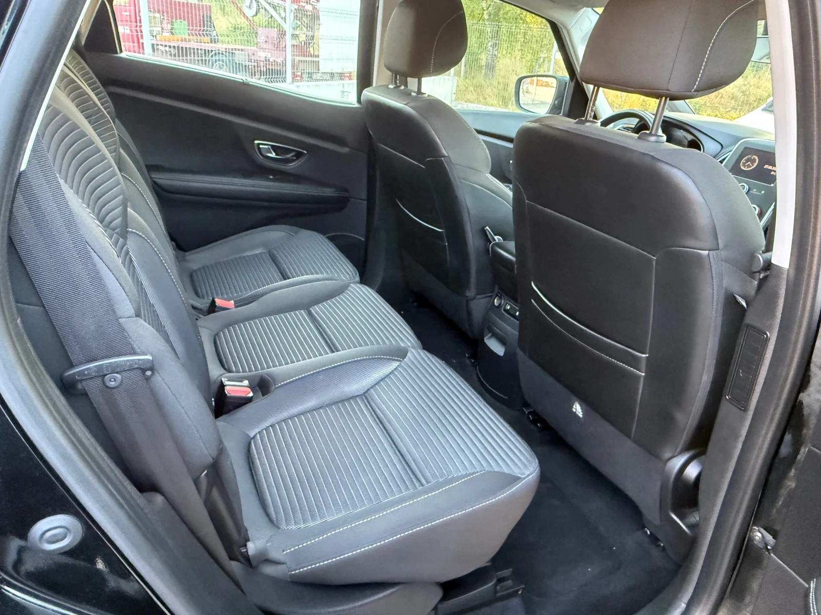 Renault Scenic 1.5dci, снимка 12 - Автомобили и джипове - 55838299