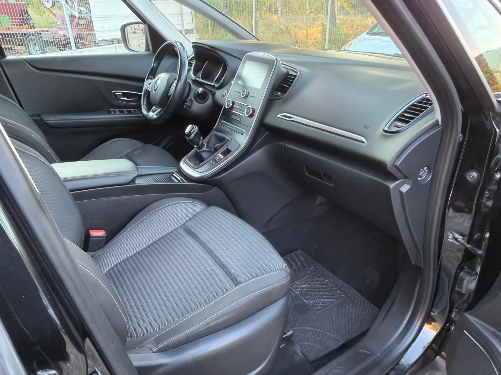 Renault Scenic 1.5dci, снимка 10 - Автомобили и джипове - 55838299