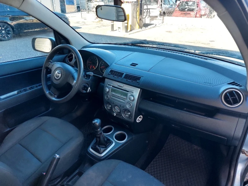 Mazda 2 1.3 бензин Топ състояние , снимка 11 - Автомобили и джипове - 47949543