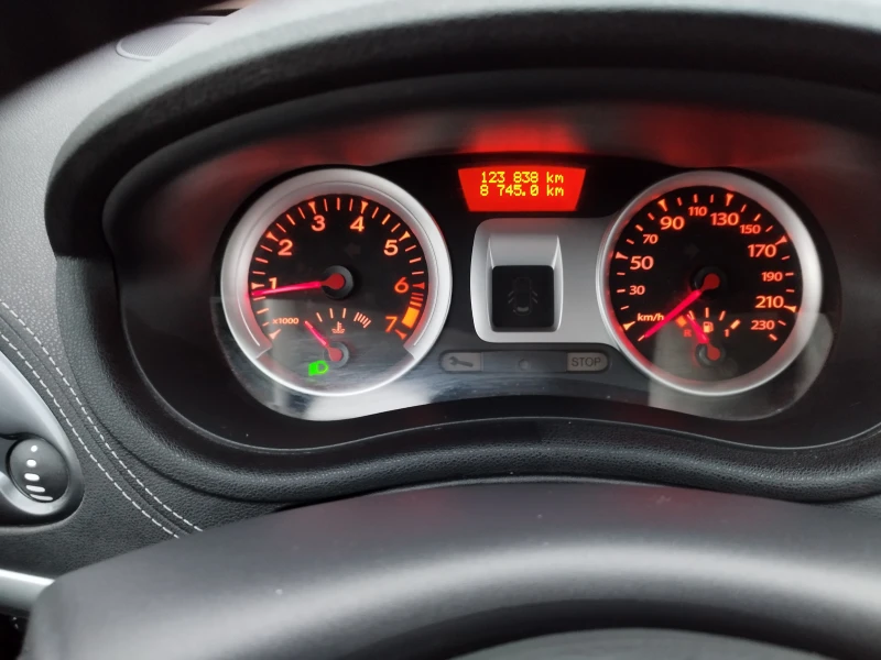 Renault Clio 1.2 i 75 kc., снимка 13 - Автомобили и джипове - 53483608