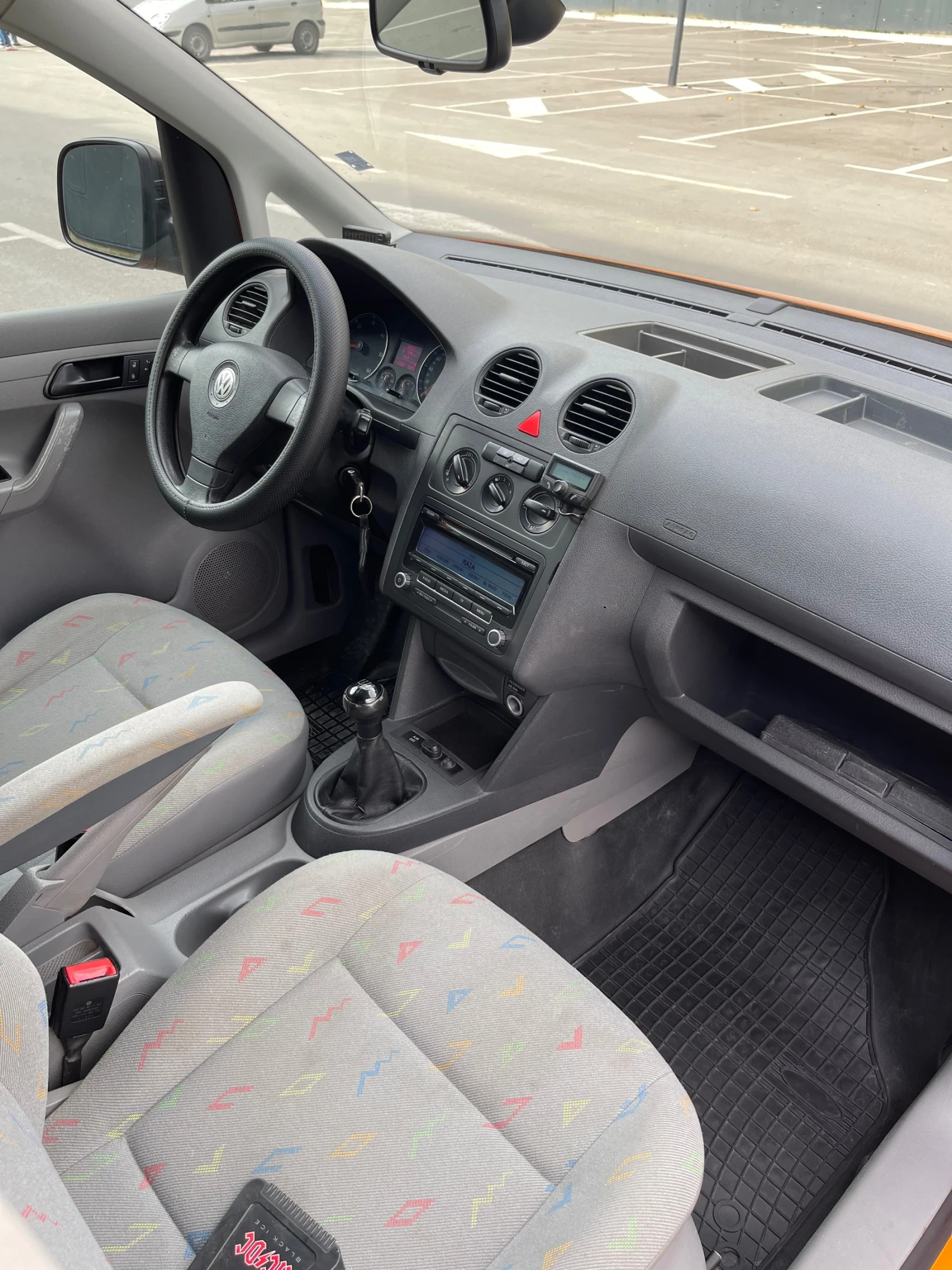 VW Caddy 1.9TDI 105кс Обслужен всичко платено! - изображение 10