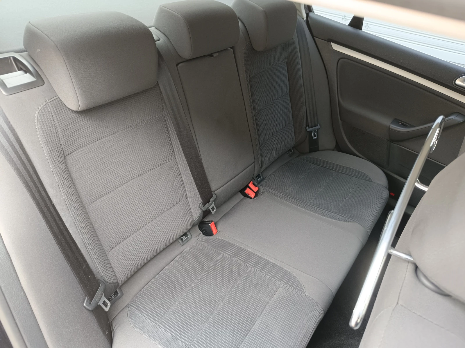 VW Jetta 1.6i 102к.с., снимка 13 - Автомобили и джипове - 54576340