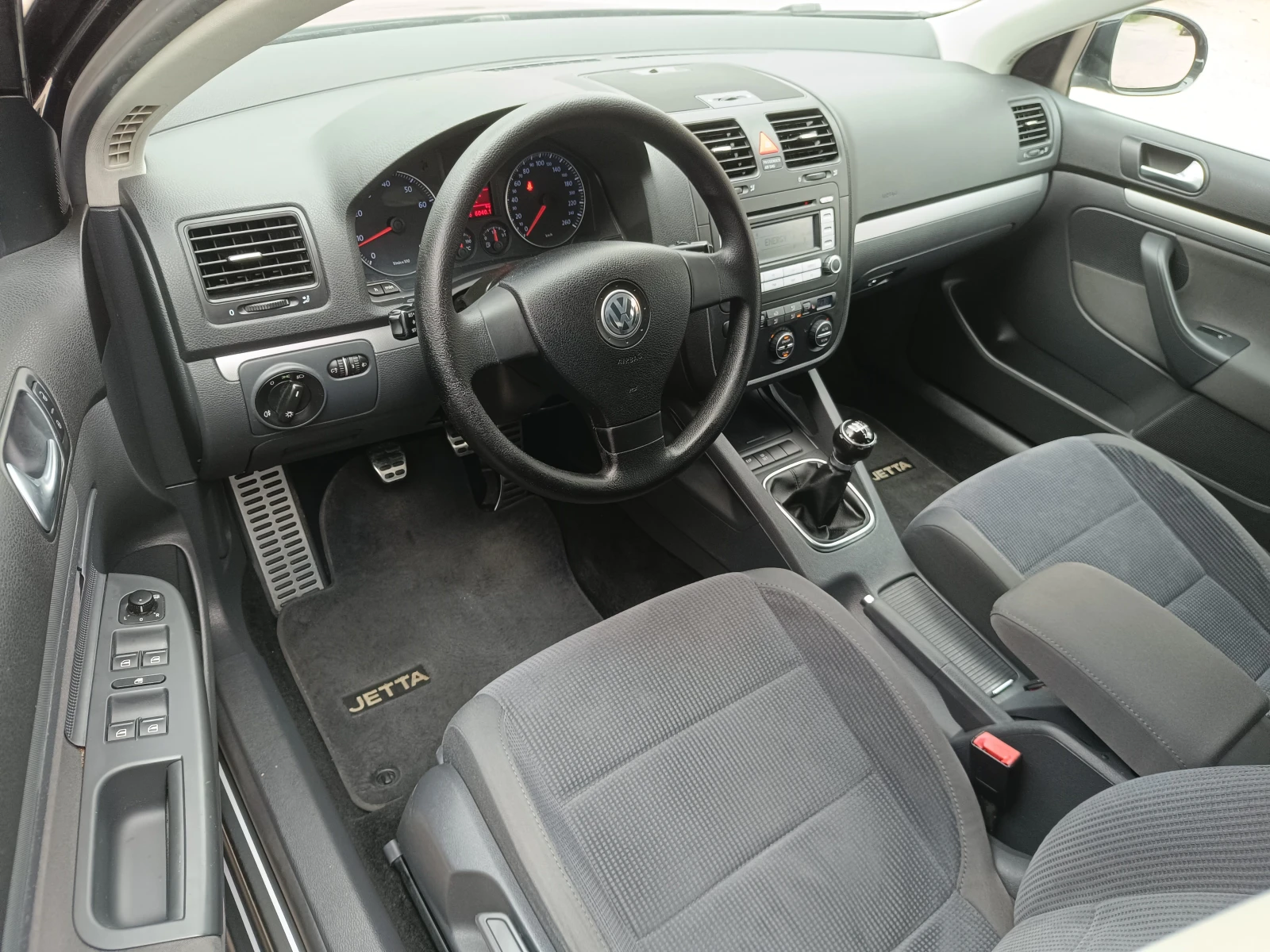 VW Jetta 1.6i 102к.с., снимка 10 - Автомобили и джипове - 54576340
