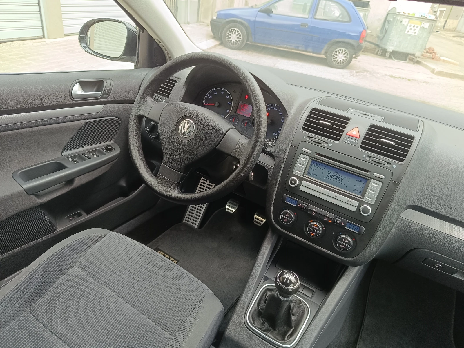 VW Jetta 1.6i 102к.с., снимка 8 - Автомобили и джипове - 54576340