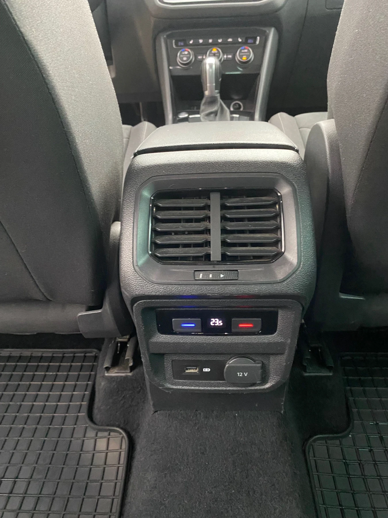 VW Tiguan, снимка 13 - Автомобили и джипове - 53926432