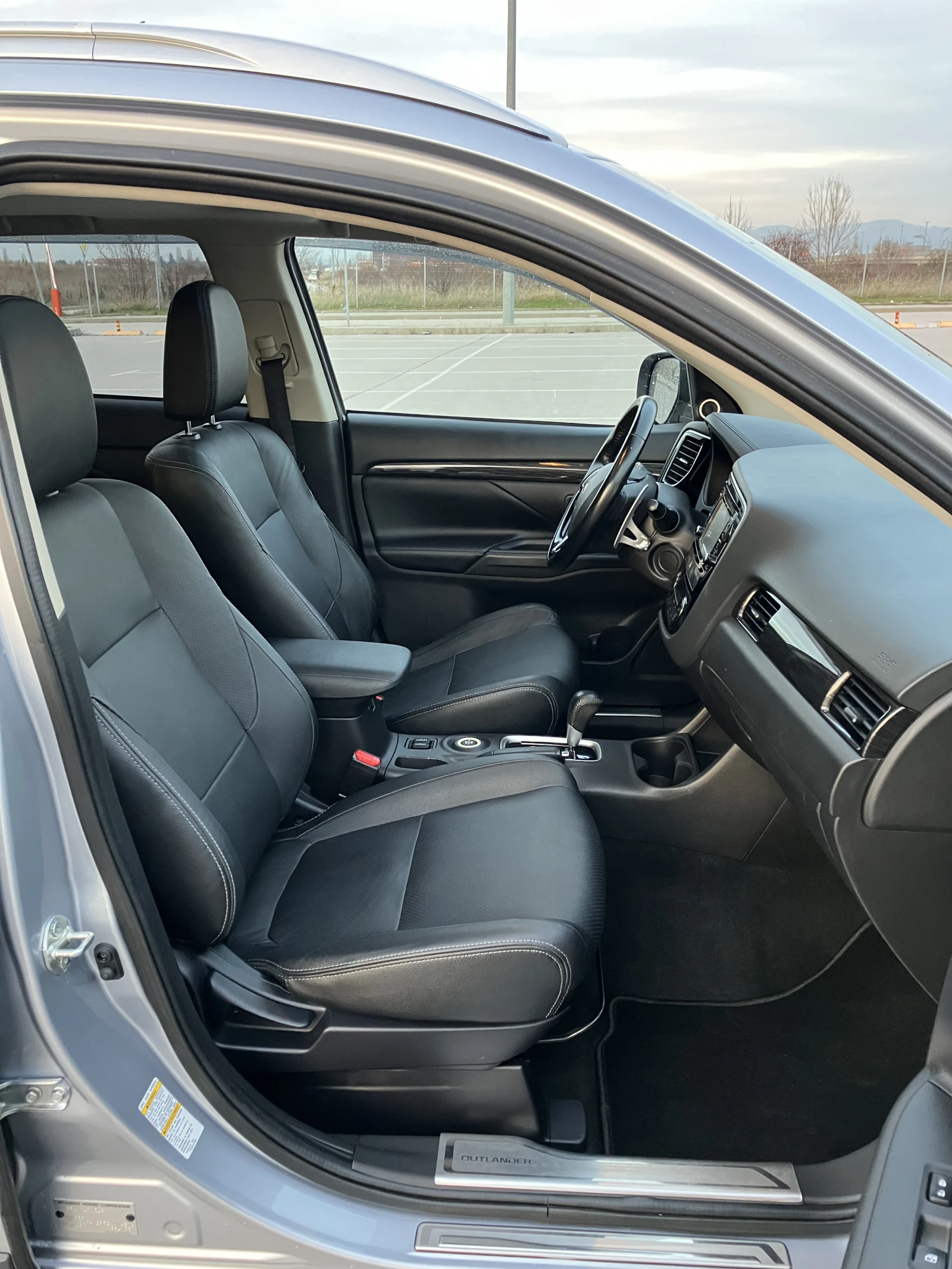 Mitsubishi Outlander GT 3.0 V6 224кс. S-AWC 4X4 FULL-7МЕСТА, снимка 12 - Автомобили и джипове - 54637133