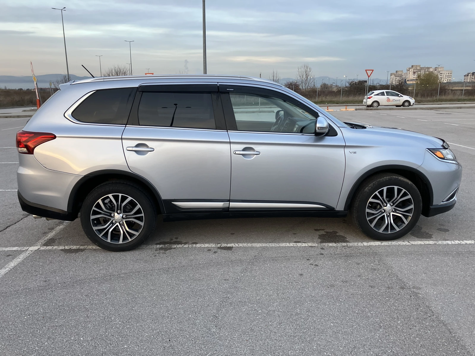 Mitsubishi Outlander GT 3.0 V6 224кс. S-AWC 4X4 FULL-7МЕСТА, снимка 7 - Автомобили и джипове - 54637133