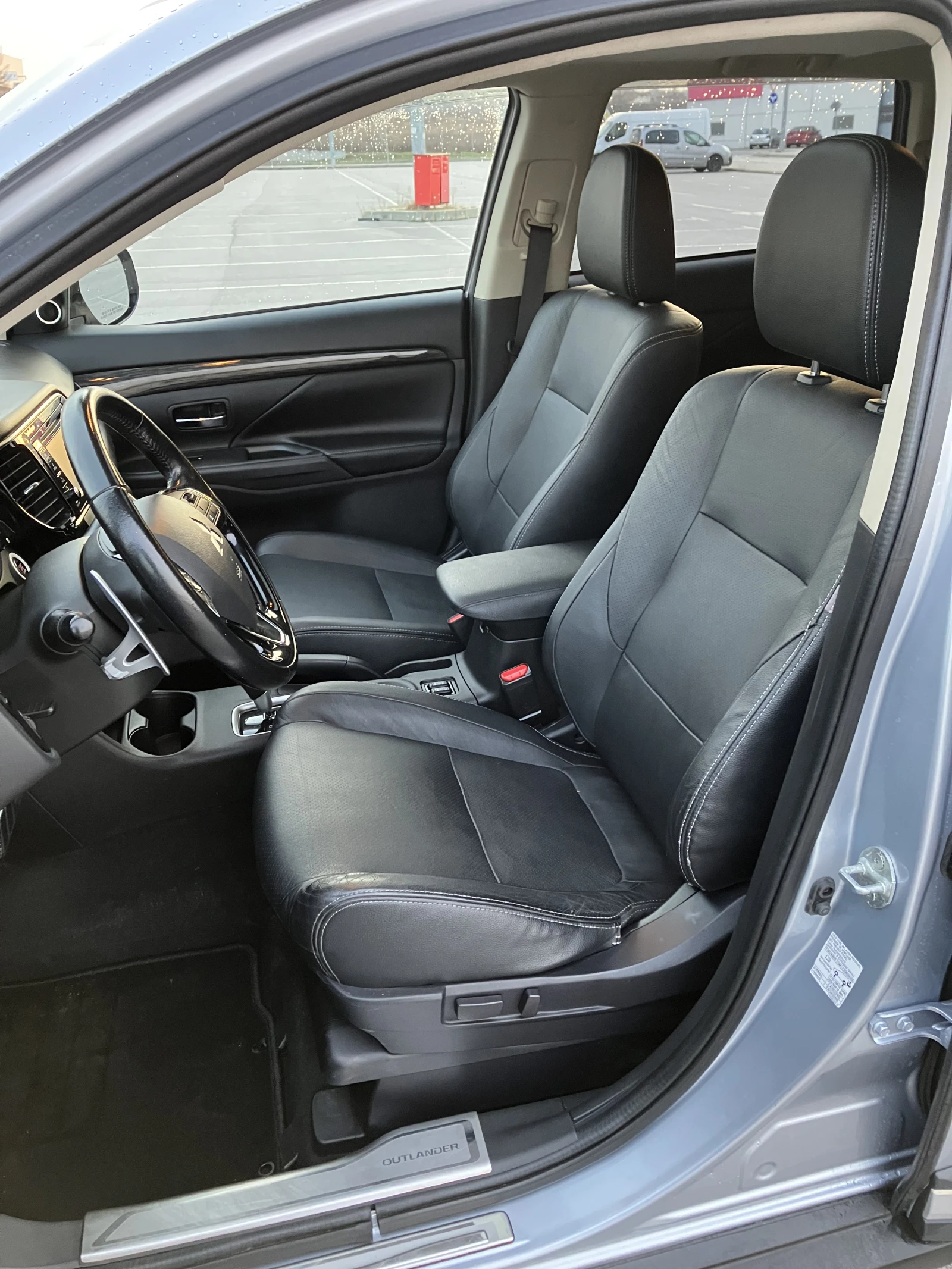 Mitsubishi Outlander GT 3.0 V6 224кс. S-AWC 4X4 FULL-7МЕСТА, снимка 9 - Автомобили и джипове - 54637133