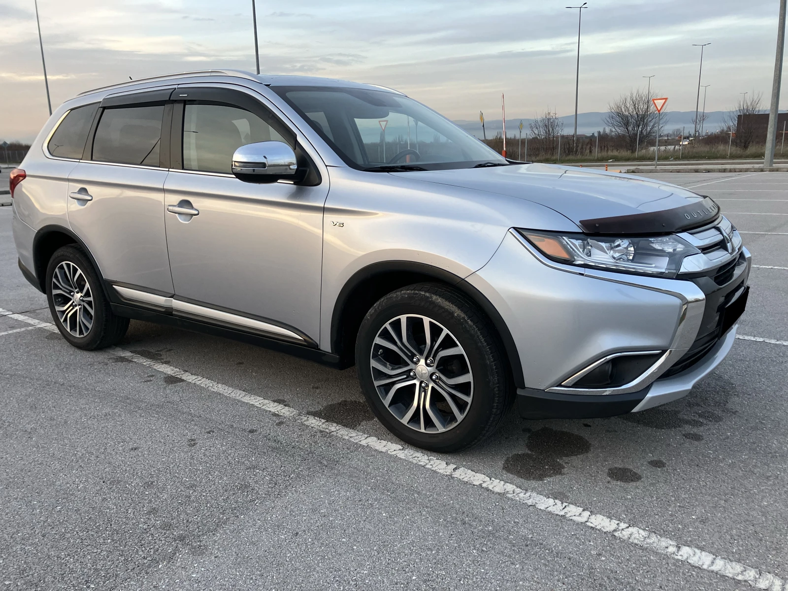 Mitsubishi Outlander GT 3.0 V6 224кс. S-AWC 4X4 FULL-7МЕСТА, снимка 8 - Автомобили и джипове - 54637133