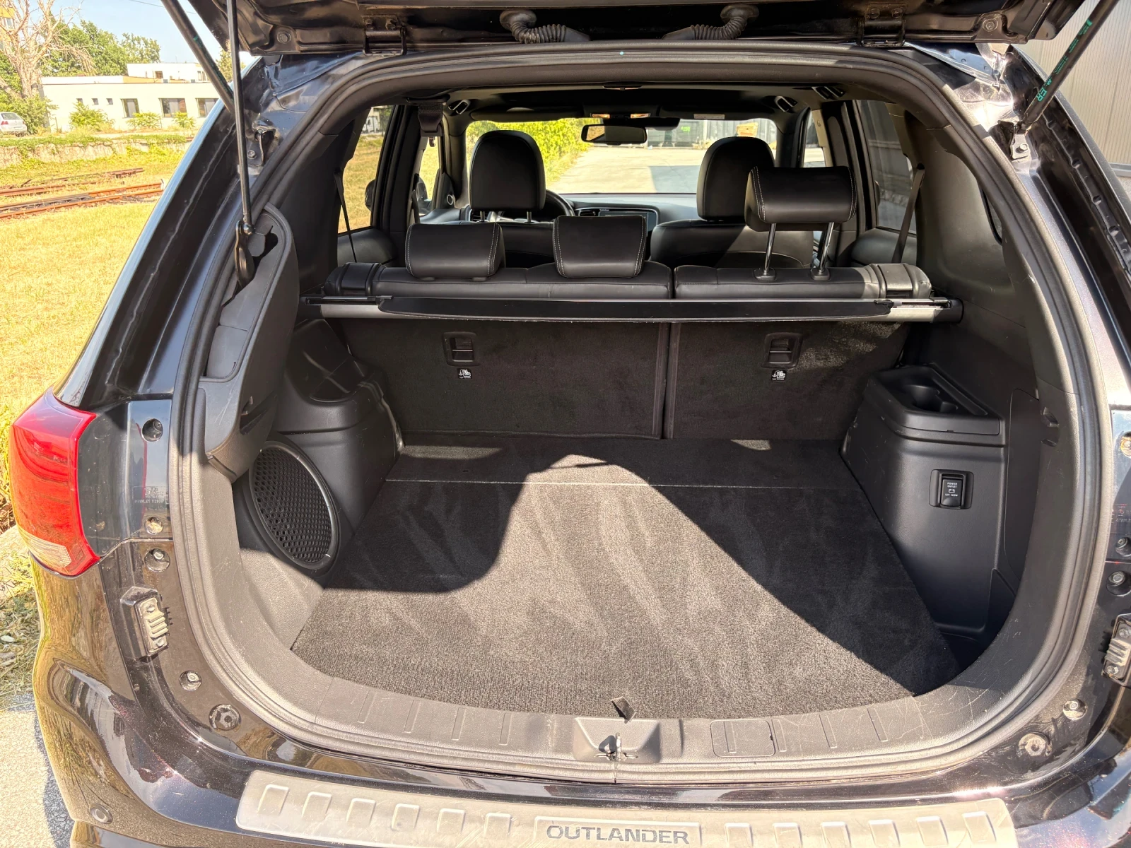 Mitsubishi Outlander 2.4 PHEV, SWISS, снимка 17 - Автомобили и джипове - 55232404