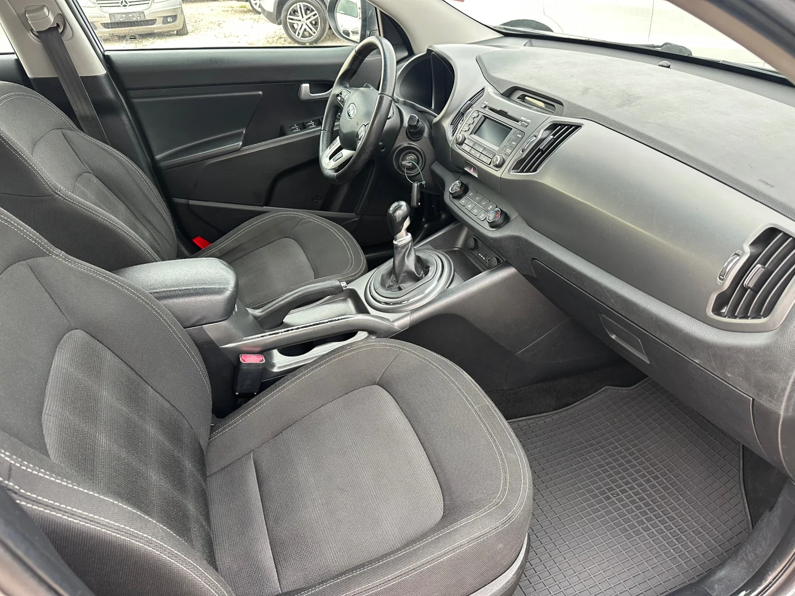 Kia Sportage 1.6i 135кс, снимка 10 - Автомобили и джипове - 55873186